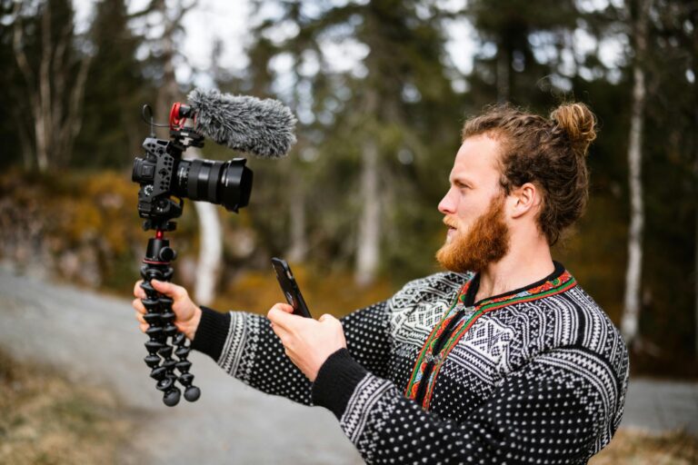 Vlogger mit professioneller Kamera und Mikrofon im Freien – Technikdenker bei der Content-Erstellung